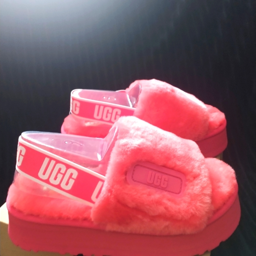 Hibiscus pink UGG size 6